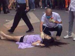 为情所困 长裙女子割脉后跳楼自杀